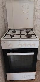 piccola cucina a gas con forno e 4 fuochi