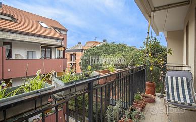 3 LOCALI CON AMPIO BALCONE VICINO AL MARE