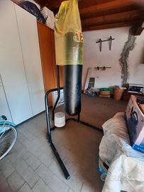 sacco da boxe con supporto