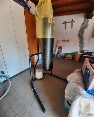 sacco da boxe con supporto
