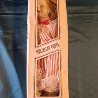 Bambola in porcellana con scatola Porzellan Puppe 