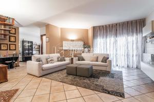 OLGIATE OLONA - TRILOCALE CON DOPPI SERVIZI E TERR