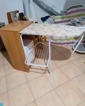 Mobile stiro a scomparsa dotato di ruote