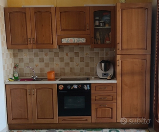 Cucina in legno completa di elettrodomestici