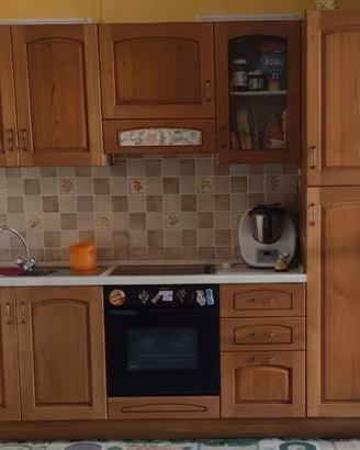 Cucina in legno completa di elettrodomestici