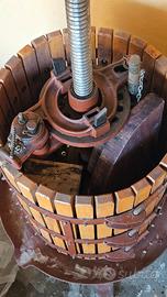 Torchio a leva da 50 per vino,più Mastellone tondo