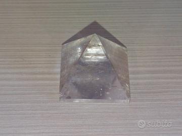 Piramide al quarzo trasparente Reiki Energia 