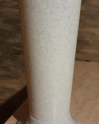 Vaso con piede per fiori recisi 