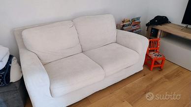 2 divani a due posti bianchi