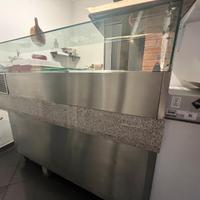 Bancone e frigorifero pizzeria