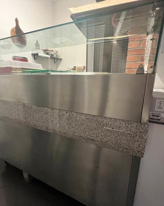 Bancone e frigorifero pizzeria