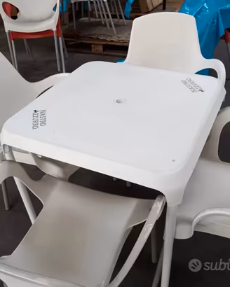 Kit  tavolo e sedie da esterno in plastica 