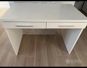Scrivania bianca moderna