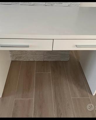 Scrivania bianca moderna