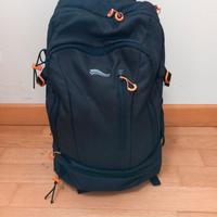 Zaino da trekking con dettagli catarifrangenti