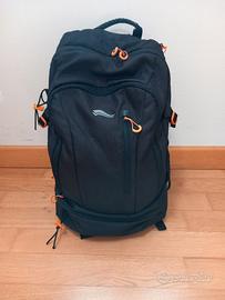 Zaino da trekking con dettagli catarifrangenti