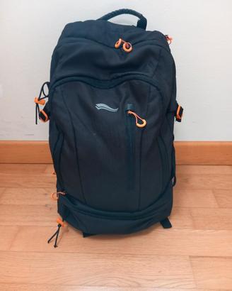 Zaino da trekking con dettagli catarifrangenti