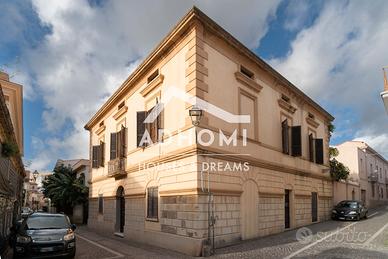 Intera Palazzina D'epoca In Centro Storico