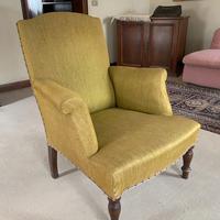 Poltrona vintage imbottita in legno massello