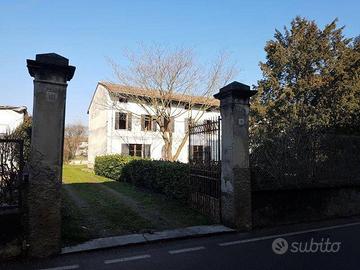 Palazzo / Stabile di 685 m² con più di 5 locali a 