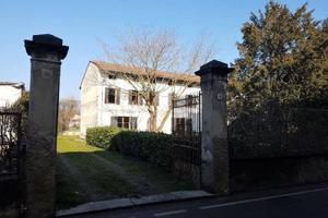 Palazzo / Stabile di 685 m² con più di 5 locali a 