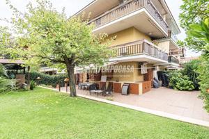 Bilocale rifinito in residence con piscina e porti