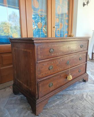 Elegante comò/cassettone  fine XVII secolo
