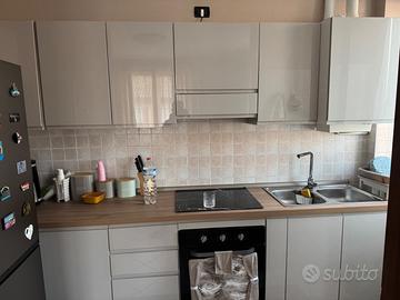 Cucina con forno e piano a induzione