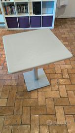 Tavolo quadrato monopiede