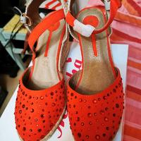 Sandalo in camoscio rosso con strass e con zeppa