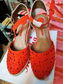 Sandalo in camoscio rosso con strass e con zeppa