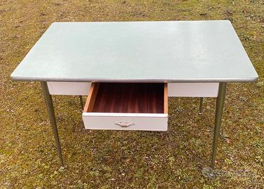 Tavolo anni 60 in formica con cassetto