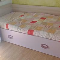 Letto singolo con cassetto e comodino
