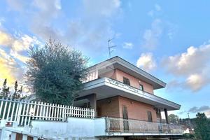 PORZIONE DI BIFAMILIARE A ROMA