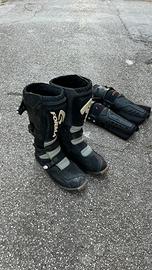 Kit enduro (stivali, ginocchiere, pettorina, abb.)
