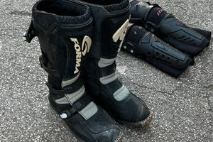 Kit enduro (stivali, ginocchiere, pettorina, abb.)