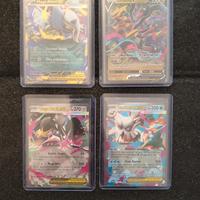 Lotto Pokémon Premium: 4 Carte in Top Loader -