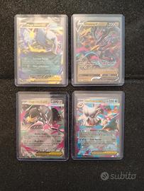 Lotto Pokémon Premium: 4 Carte in Top Loader -