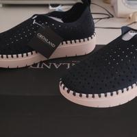 Scarpe sportive leggere.
