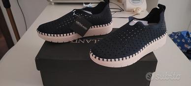 Scarpe sportive leggere.