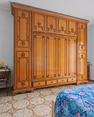 Mobili d'antiquariato in piena noce