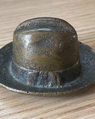 Cappello stile anni 30 in ottone vintage