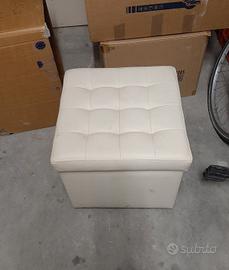 pouf in pelle beige.