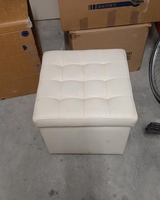 pouf in pelle beige.