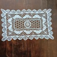 Centrotavola ricamato a mano