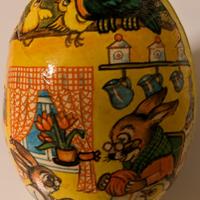 Uovo di Pasqua vintage in cartone decorato