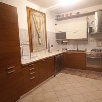 Cucina ad angolo 360X240 color ciliegio e beige