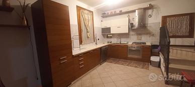 Cucina ad angolo 360X240 color ciliegio e beige