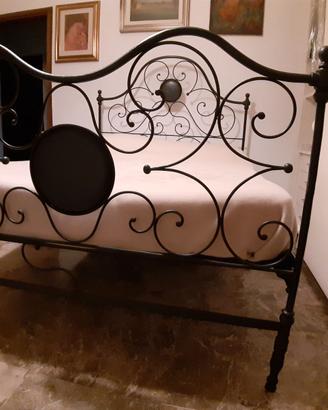 Letto in ferro battuto, fine 800