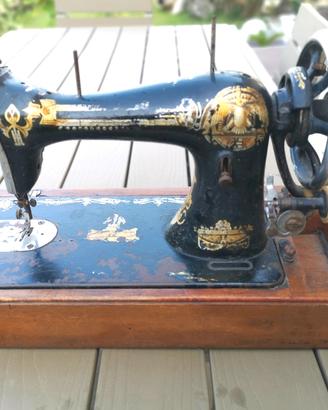 Antica macchina da cucire fine '800